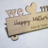 استند چوبی تبریک روز مادر یا پدر، طرح we love mom،  کد 579 تابلو سازی رضا(پس کرایه) - Image 3